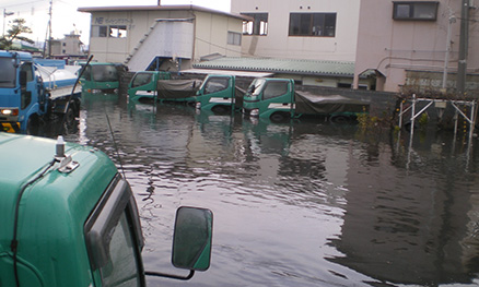 震災直後の旧事務所前駐車場